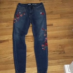 Embroidered high waisted jeans